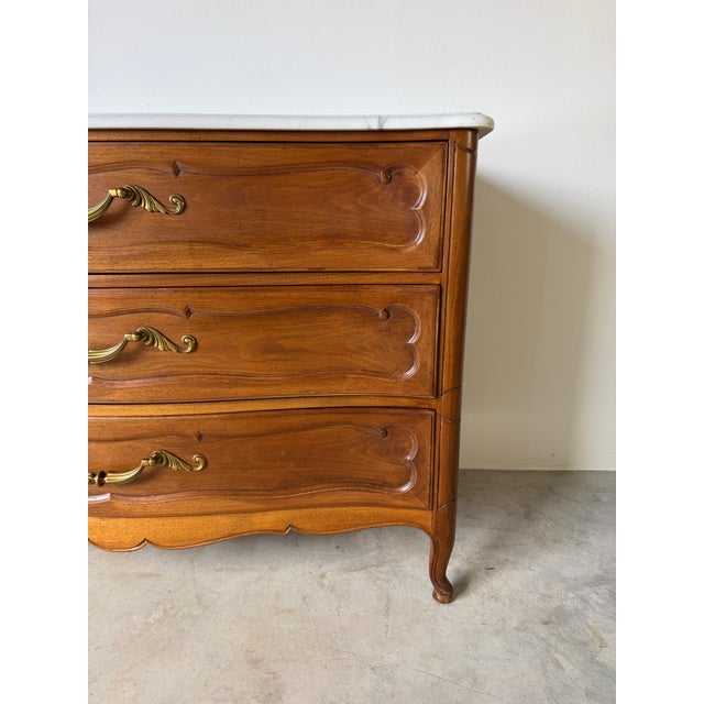 1960s Vintage French Provincial Louis XV Style Walnut & White Marble Top Three-Drawer Commode For Sale In Miami - Image 6 of 16