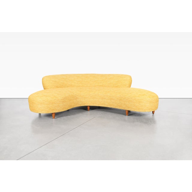 This mid-century modern "Cloud" sofa, inspired by the iconic designs of Vladimir Kagan, originates from the United States...