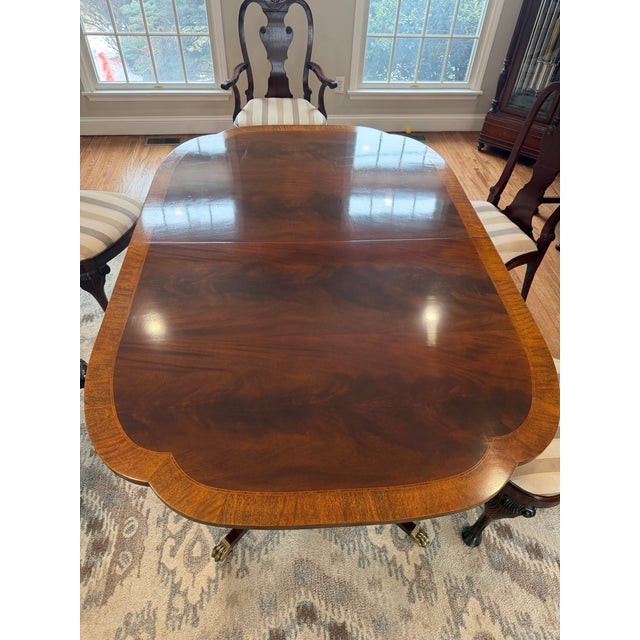 Traditional 1980s Baker Historic Charleston Mahogany Dining Table w/ 2 Leaves & 6 Shield-Back Chairs For Sale - Image 3 of 17