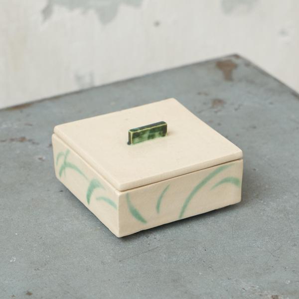 Lovely Lidded Art Deco Ceramic Box 1930s This is a wonderful lidded ceramic art deco box. Great design and lovely colors -...