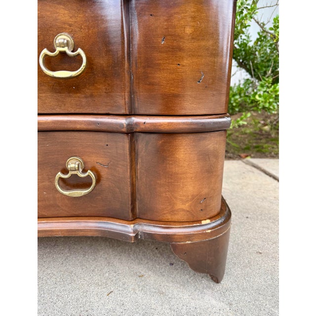 Pair of English Georgian Chippendale Style Serpentine Front 3-Drawer Nightstands For Sale - Image 11 of 16