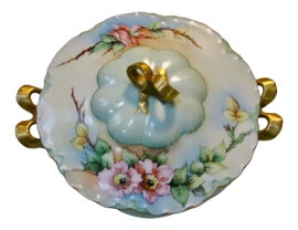 Example of Expressionism Serving Dishes and Pieces