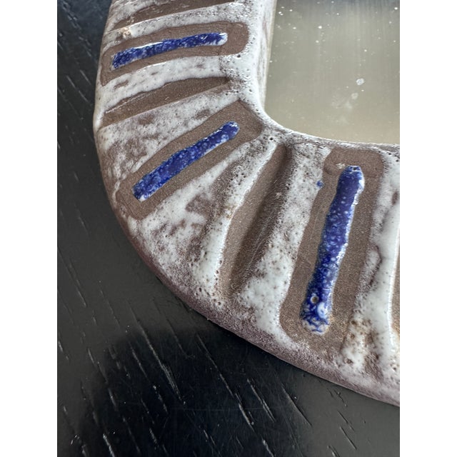 Very good condition, with a very small chip in the enamel measuring 2 millimeters.