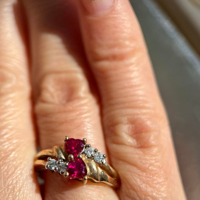 Modern 1970s Toi Et Moi Ruby Heart Ring in 10k Yellow Gold — Size 6.5 For Sale - Image 3 of 6