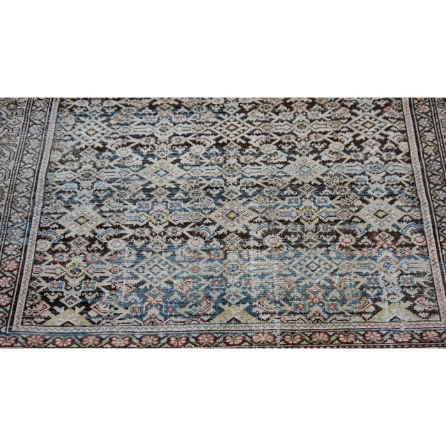 Over 100 years old Persian Mahal offers an amazing texture and subtle balance of calm and hint of colors. An exquisite...