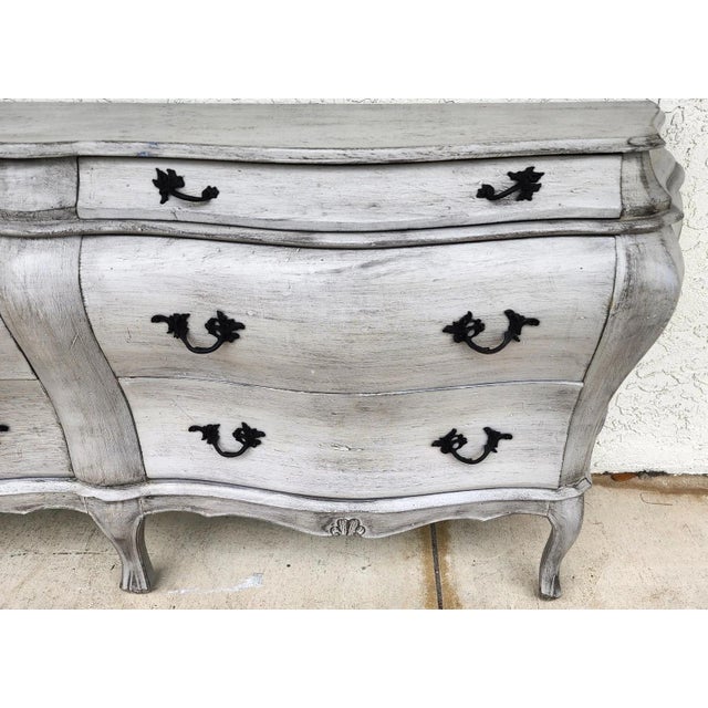 Antique French Serpentine Dresser Distressed For Sale In Miami - Image 6 of 18