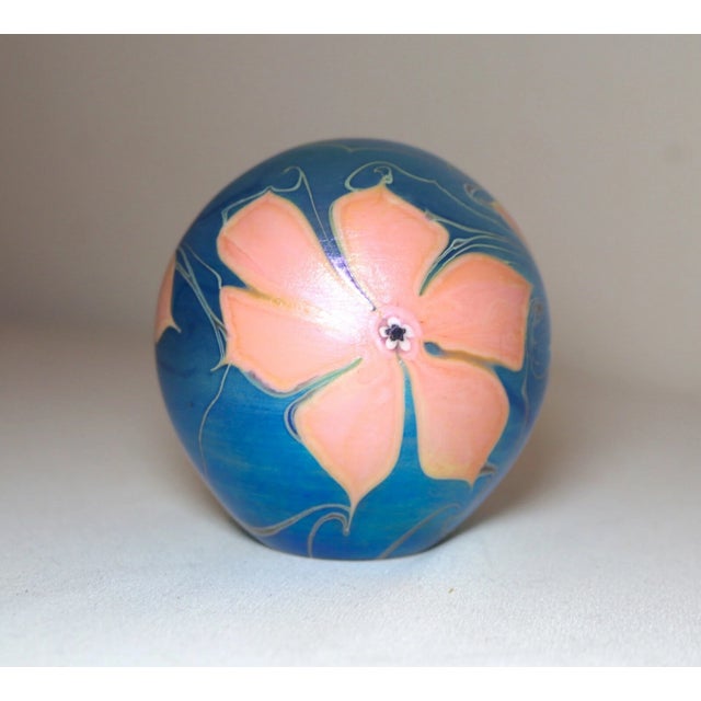 Up for sale is a wonderful vintage hand blown Vandermark studio art glass paperweight. It is done with an exquisite...