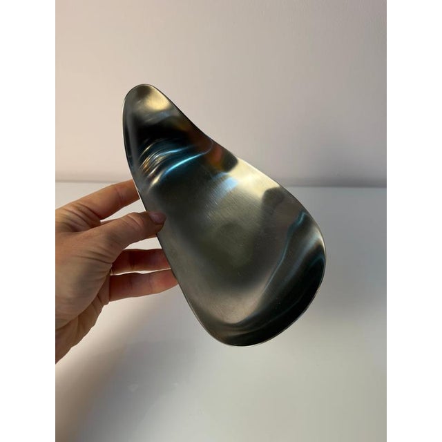 The small Leaf serving bowl by Helle Damkjær for Georg Jensen captivates with its elegant, curved design and polished...
