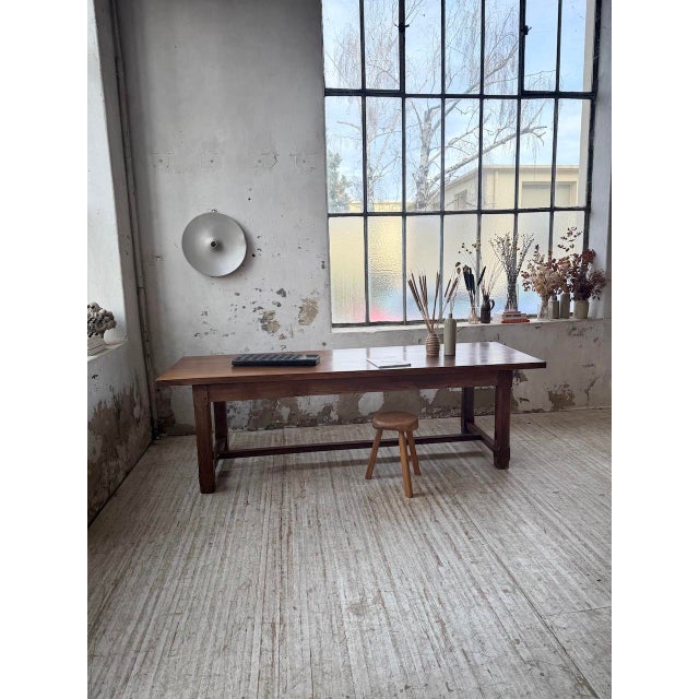 Vintage 1950s farmhouse table in solid oak, with a rustic look. We particularly love its proportions and its ideal length...
