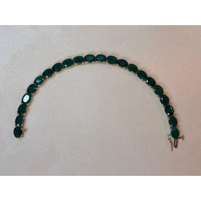 27 Carat Natural Emerald Tennis Bracelet, 14 Karat Yellow Gold, 16gm, 7 Inch For Sale In New York - Image 6 of 8