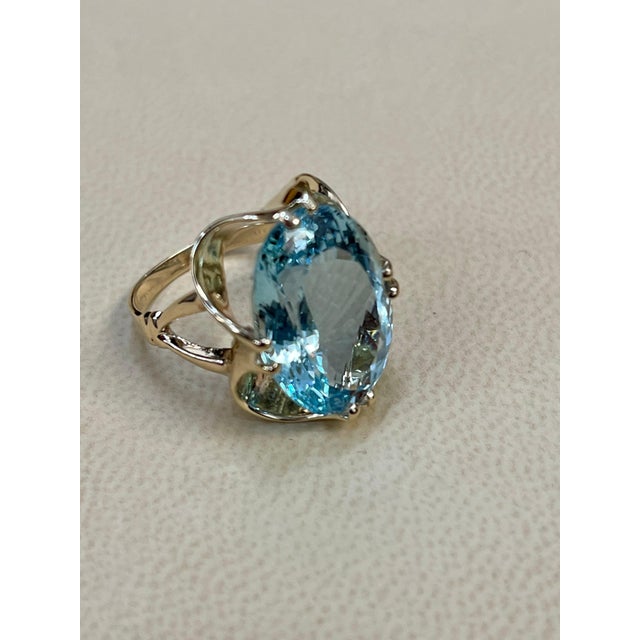 Traditional 12.54 Carat Natural Oval Shape Aquamarine Cocktail Ring 14 Karat Yellow Gold For Sale - Image 3 of 18