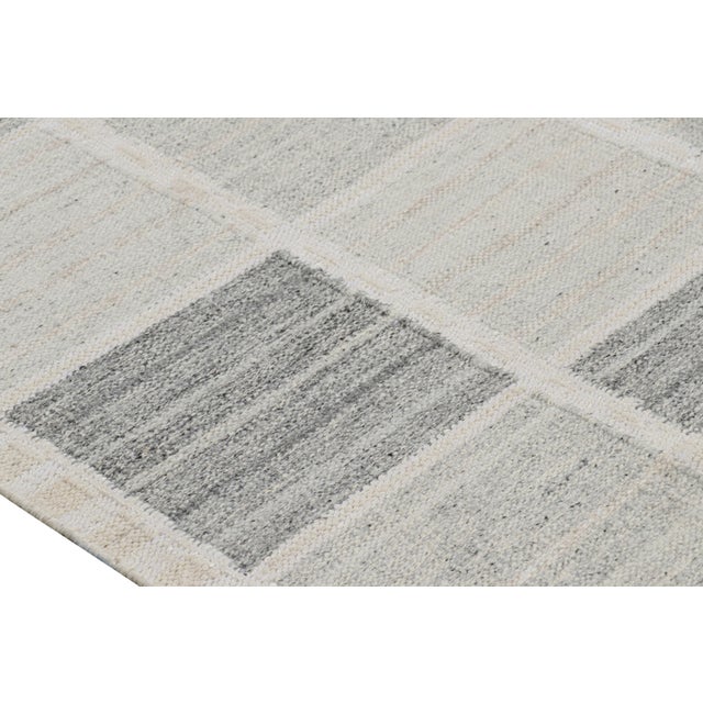 Rug & Kilim’s Oversized Scandinavian Style Rug in Gray & White Geometric Pattern For Sale In New York - Image 6 of 9