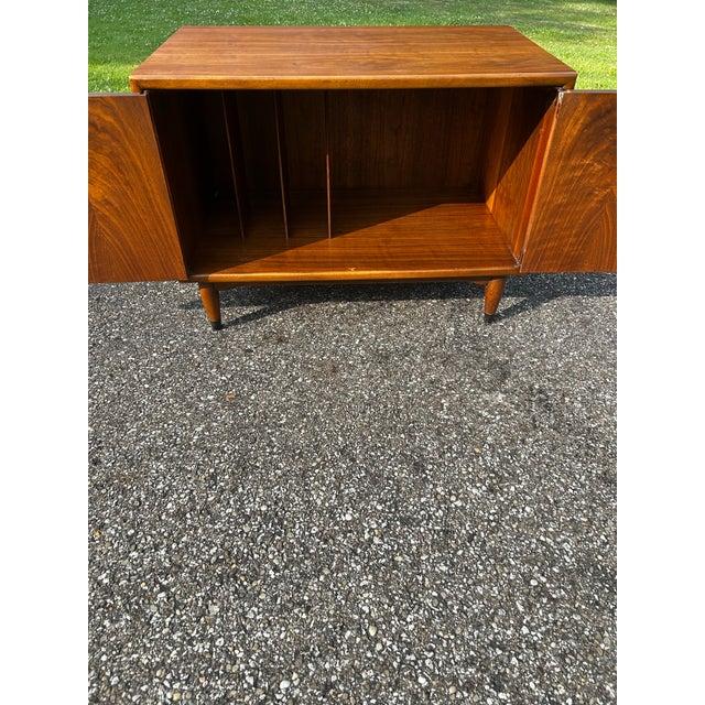 Mid Century Lane Acclaim Record Cabinet Dove Detail For Sale - Image 9 of 11