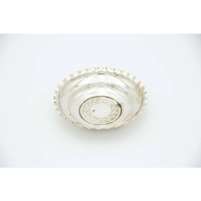 Circular Silver Ring with Wavy Edges For Sale - Image 3 of 3