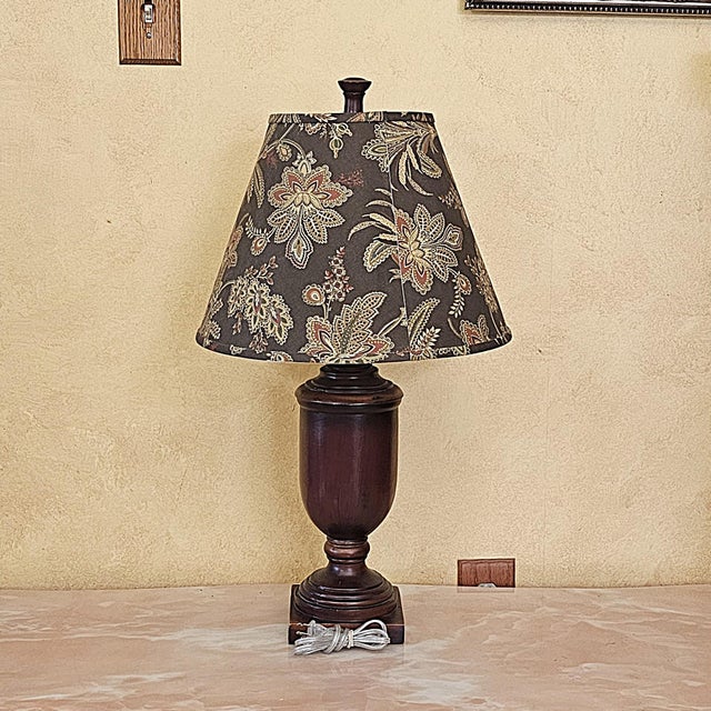 Traditional Vintage Traditional Wood-Look Urn Table Lamp With Floral Botanical Shade For Sale - Image 3 of 18