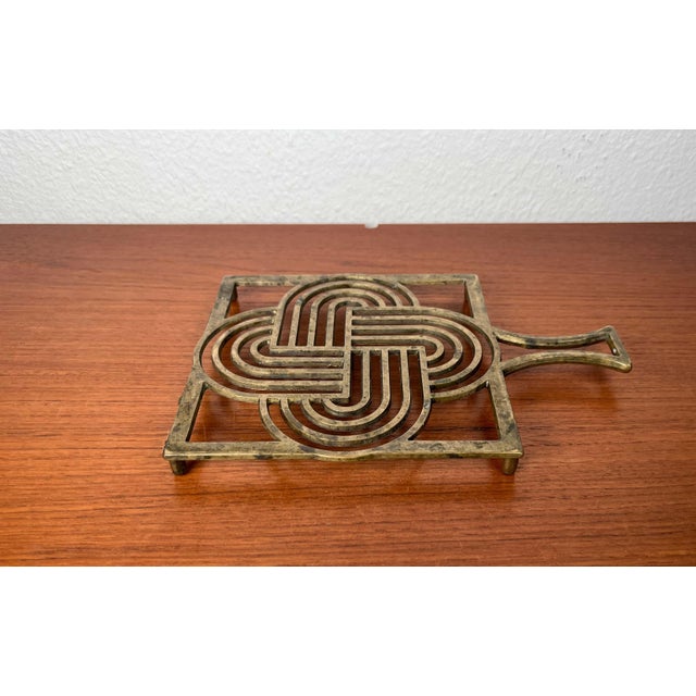 Art Deco Bronze Trivet Coaster with Solomon Knot Design, in Very Good conditions. Designed 1920 to 1949