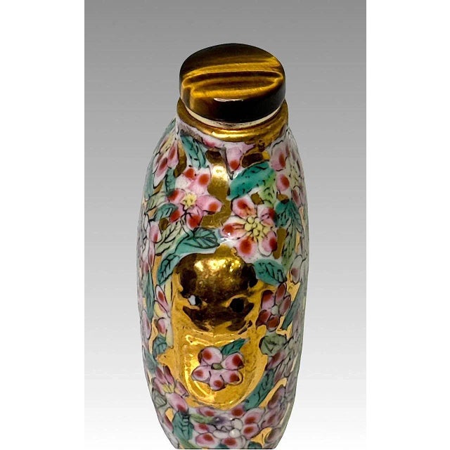 Chinoiserie Vintage Chinese Porcelain Gold Snuff Bottle With Fu Dog Handles and Mille Fleur Design - Signed For Sale - Image 3 of 6