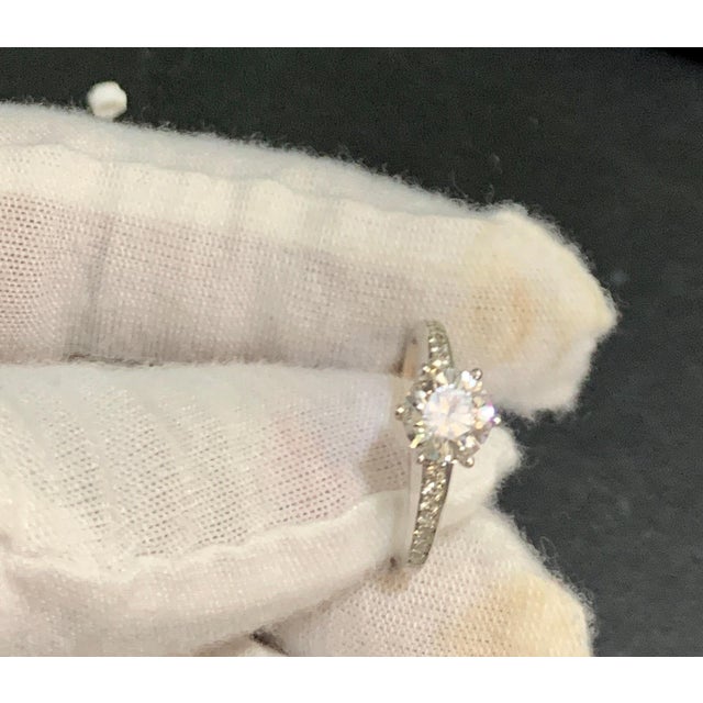 GIA Certified 1.01 Carat VS2, E Round Solitaire Diamond Engagement Platinum Ring For Sale - Image 4 of 18