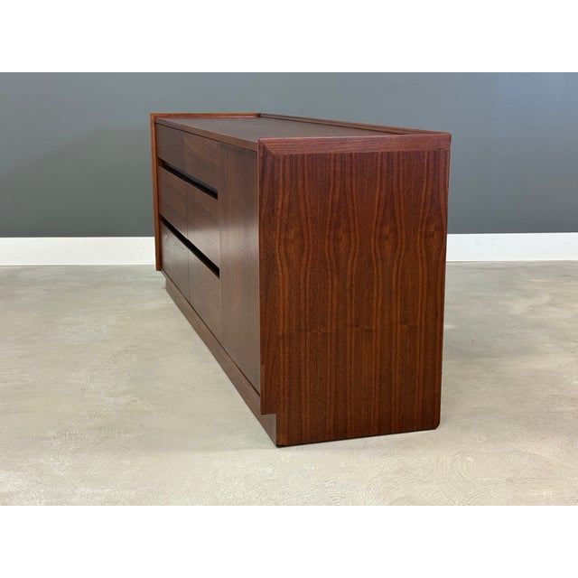 Mid-Century Modern 1960s Refinished Dillingham Esprit Walnut Dresser For Sale - Image 3 of 9