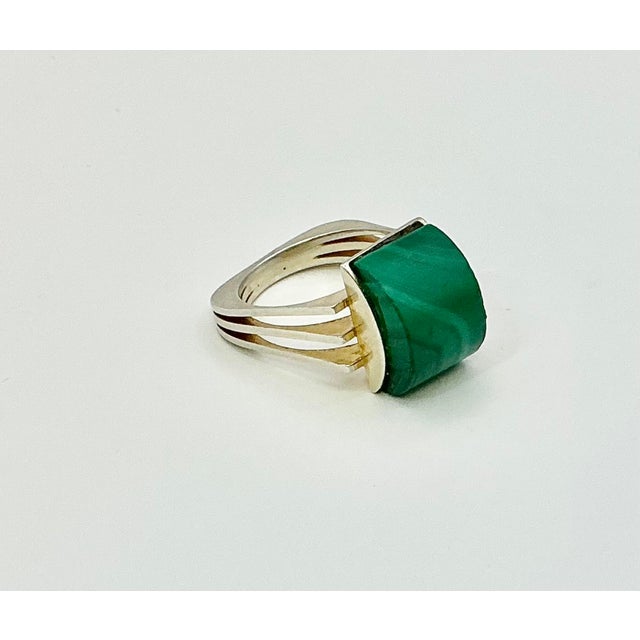 1980s 1980s Vintage Art Deco Boho Chic Sterling Silver & Malachite Cocktail Ring, Size 7. For Sale - Image 5 of 11