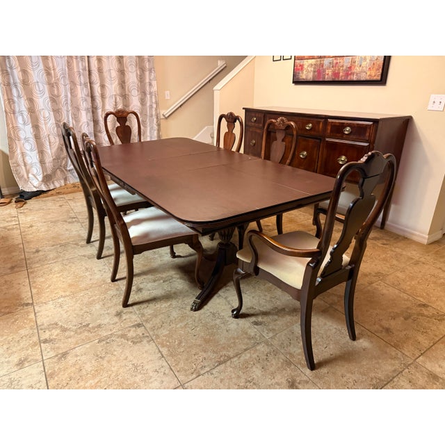Beautiful American Drew Queen Anne style Bicentennial-era 8 piece dining set which includes the matching buffet sideboard....