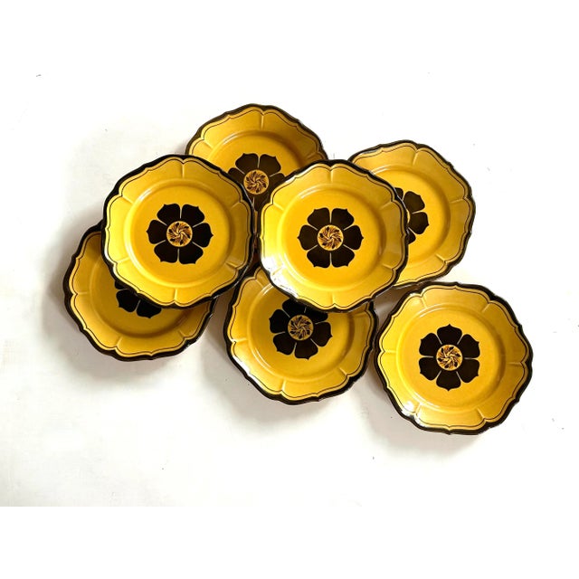 Set your dining table with an authentic 1970s vibe with these vintage Metlox Poppytrail Pottery plates in their La Mancha...