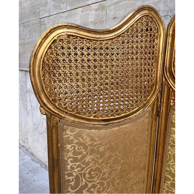 French Three-Panel Screen Woven Straw, Gold Decoration and Baroque Fabric, 1890s For Sale - Image 4 of 8