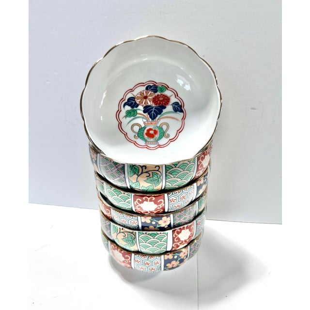 Japanese Vintage Imari Rice Bowls – Japanese Floral Vase Panel Design, Scalloped Rim - Set of 6 For Sale - Image 3 of 15