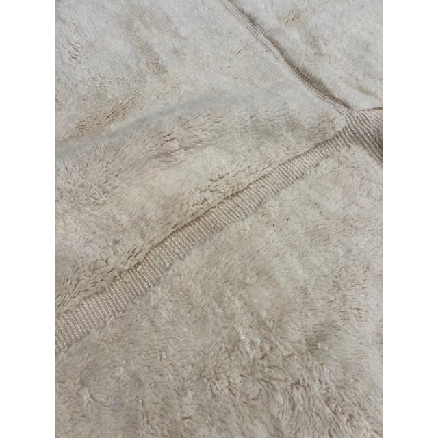 Mid-Century Modern Moroccan Beni Mrirt Rug Ivory Wool Rug, 2010s For Sale - Image 3 of 11