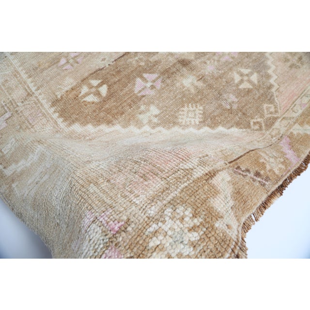 Vintage Oushak Runner – Muted Anatolian Wool With Diamond Medallions in Beige, Tan, and Soft Brown -4' 3'' X 12' 2'' For Sale In Tampa - Image 6 of 13