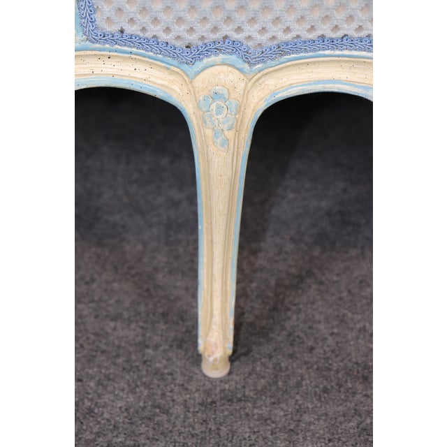 1950s French Louis XVI Style Creme & Blue Accent Paint Decorated Chaise Lounge For Sale - Image 5 of 14