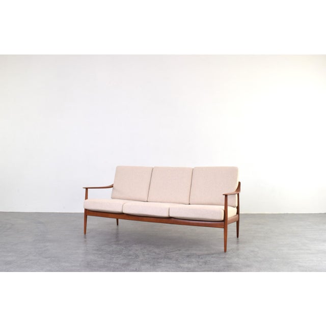 This Knoll Antimott sofa, produced in Germany during the 1960s, is an excellent example of European mid-century modern...