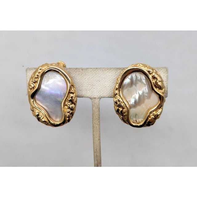 Abstract Vintage Signed Napier Modernist Goldtone Mother-of-Pearl Clip Earrings, 1982 For Sale - Image 3 of 8