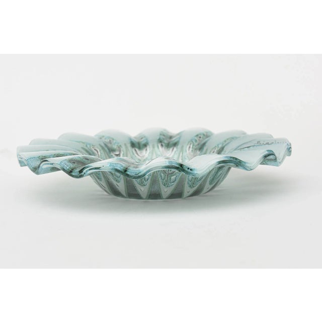 Michael and Frances Higgins Vintage Signed Higgins Fused Glass Ruffled Fern Bowl Green, Gray, Blue MCM For Sale - Image 4 of 11