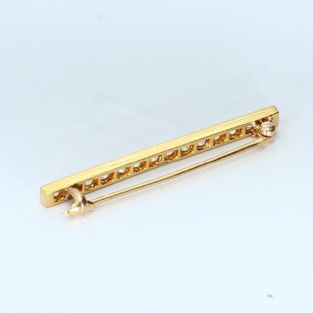 Mid 20th Century Yellow Gold Bar Brooch With 12 White Diamonds Si2/E For Sale - Image 4 of 4