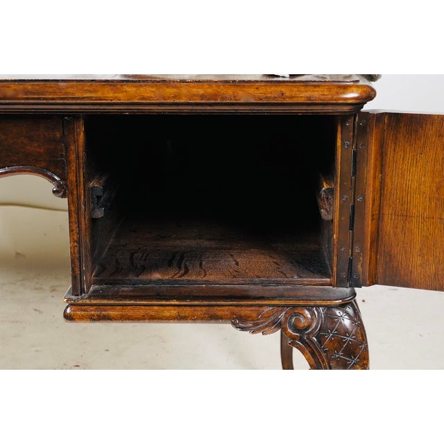 English 1920s English Georgian Revival Mahogany Kneehole Desk With Fretwork Gallery & Inset Leather Writing Surface For Sale - Image 3 of 10