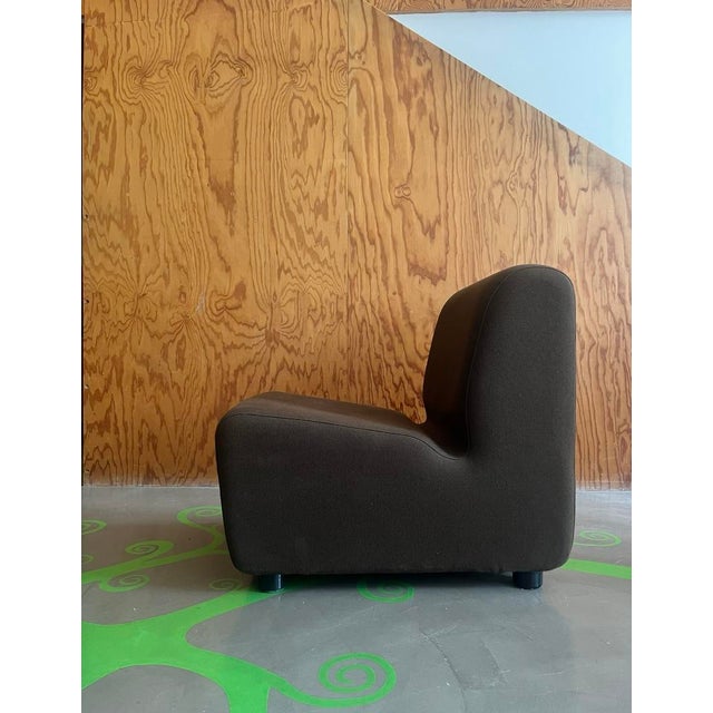 Armchair with sinuous shapes covered with a brown fabric from the 60s-70s Armchair with sinuous shapes inspired by the...