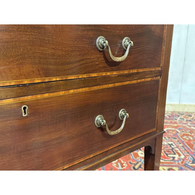 20th Century English Chest of Drawers in Mahogany and Oak For Sale - Image 6 of 18