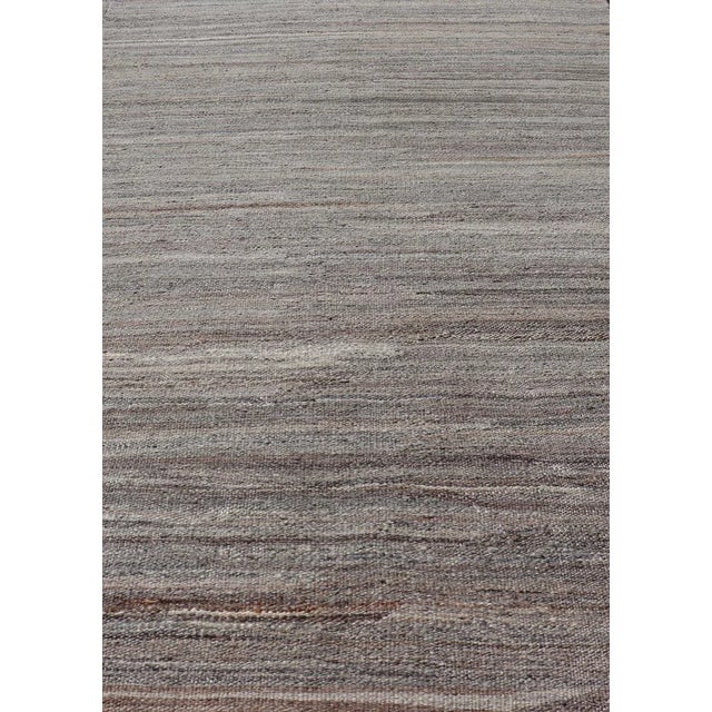 2020s Finely Made Modern Kilim With Minimalist Solid Design and Variegated Colors in Earth Tones For Sale - Image 4 of 12