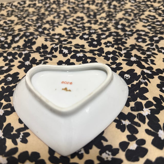 Sèvres-Style Porcelain Heart Trinket Dish With Hand-Painted Cherubs For Sale - Image 4 of 4