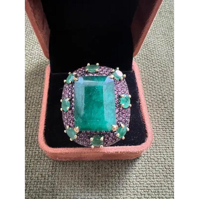 Bochic “Capri” 20 Carat Emerald & Pink Fancy Sapphire Ring Set 18K Gold & Silver For Sale - Image 4 of 12