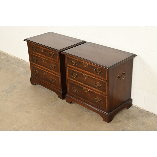 1970s Baker Furniture Style Georgian Banded Flame Mahogany and Burlwood Three-Drawer Bedside Chests, Pair For Sale - Image 5 of 14