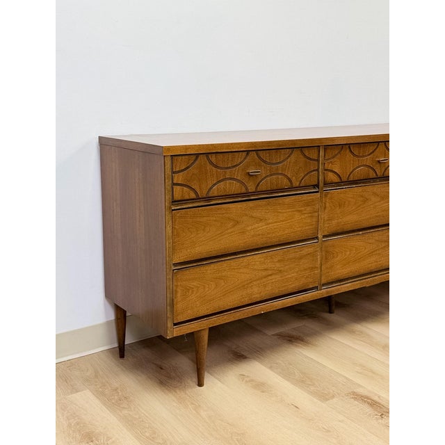 Vintage MCM Bassett Style Nine Drawer Dresser With Wood Inlays Collectable Retro For Sale - Image 4 of 18