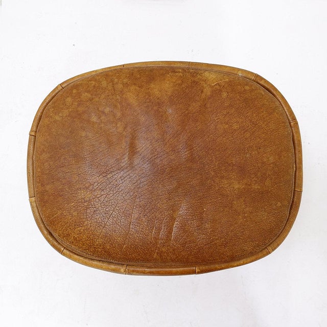 Swivel footrest in brown leather with metal base - De Sede, Switzerland. Ottoman - De Sede 1970s Measures : 53x40cm H:38cm...