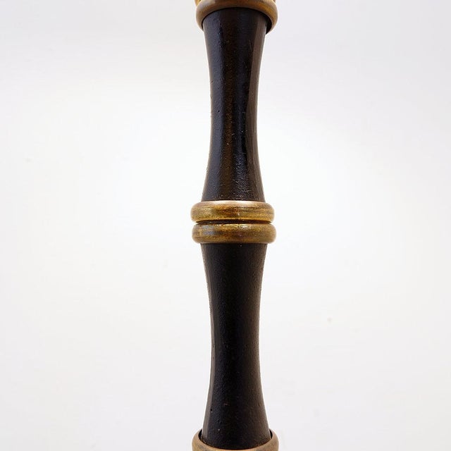 Brutalist wrought iron tripod floor lamp - 20th Measures : Base : 35cm - Lampshade : Ø 38cm H:40cm - Total H:178cm...