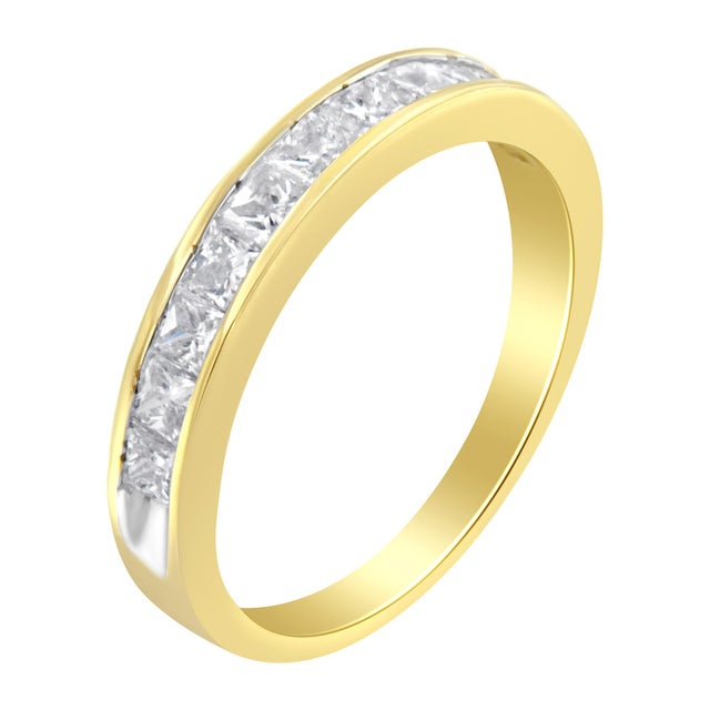 Contemporary 14KT Yellow Gold Diamond Channel Band Ring (1 cttw, H-I Color, SI2-I1 Clarity) For Sale - Image 3 of 6