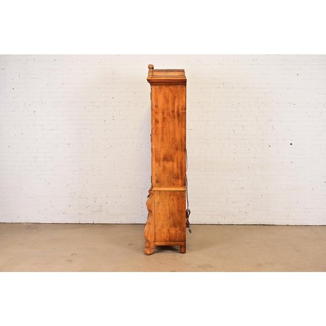 1980s Henredon French Provincial Louis XV Carved Walnut Bombe Form Lighted Bar Cabinet For Sale - Image 14 of 17