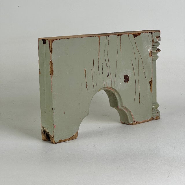 A lovely decorative vintage architectural salvage wood element. It has a trefoil design in the center, and a turned...