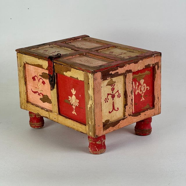 Antique Primitive Folk Art Distressed Keepsake Box in Circus Like Color Motif & Floral Painting For Sale - Image 9 of 13