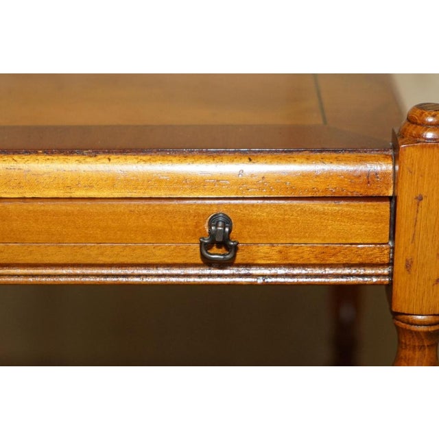 Flamed Mahogany Side Table with Butlers Serving Tray from Bradley Furniture, 1980s For Sale - Image 6 of 18